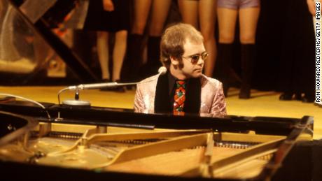 Elton John performs on &quot;Top of the Pops,&报价; 四月 1, 1972.
