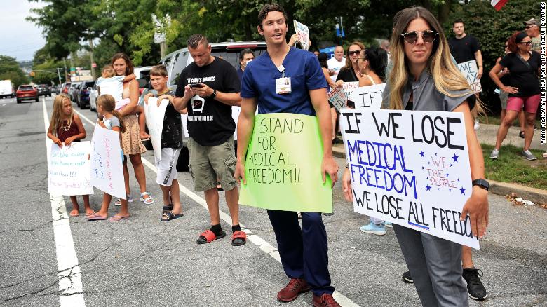 Los empleados del hospital de Staten Island protestan contra la vacuna Covid-19 y los requisitos de prueba