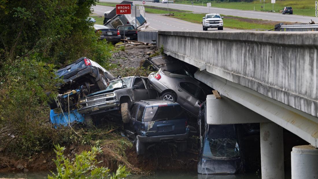 Cars that were swept up in flood waters sit on the banks of Blue Creek in Waverly, Tennesse, el lunes, agosto 23.