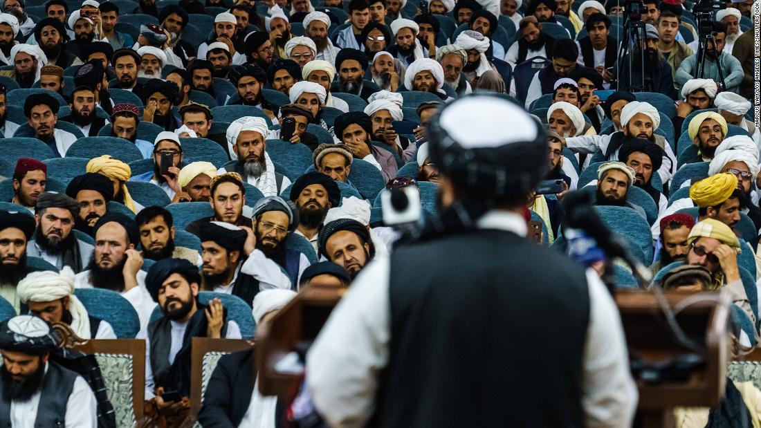자비훌라 무자히드, a spokesman for the Taliban, addresses hundreds of religious leaders who were attending an event held by the Taliban&#39;s Preaching and Guidance Commission on August 23.