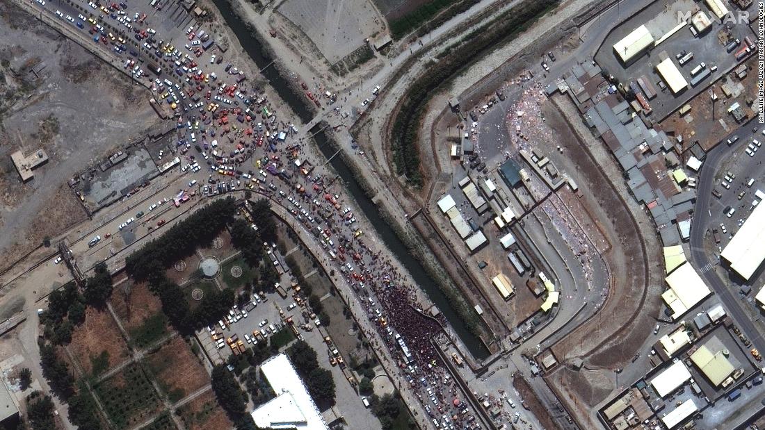 This satellite image shows crowds gathered outside a gate to the international airport in Kabul on August 23. Western countries were in &lt;a href =&quot;https://www.cnn.com/2021/08/23/asia/kabul-airport-afghanistan-intl-hnk/index.html&quot; 目标=&quot;_空白&quot;&gt;a frantic race&amltlt;/一个gtmp;gt; to complete what US President Joe Biden called &quot;one of the largest, most difficult airlifts in history报价p;quot;