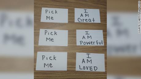 جب طلباء کسی اثبات کے بارے میں سوچ بھی نہیں سکتے ہیں، تو Neffiteria Acker انہیں کارڈز پیش کرتا ہے جن پر مثبت پیغامات لکھے ہوتے ہیں۔  