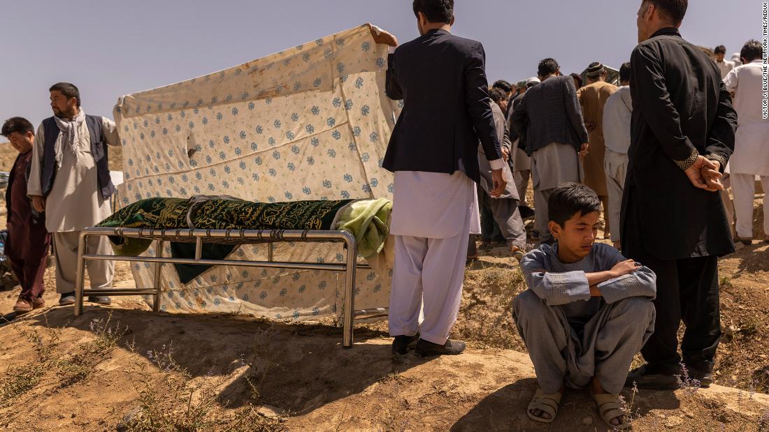 Ruhullah, 16, mourns during &lt;a href =&quot;https://www.nytimes.com/2021/08/27/world/asia/afghanistan-airport-bombing-family.html&quot; 目标=&quot;_空白&amp报价t;&gt;the burial of his father,&ltp;lt;/一个gtmp;gt; Hussein, a former police officer who was killed in the attack at the Kabul airport. Ruhullah survived the blast but got separated from his father and did not know he had died until he made his way back to his family a day later.