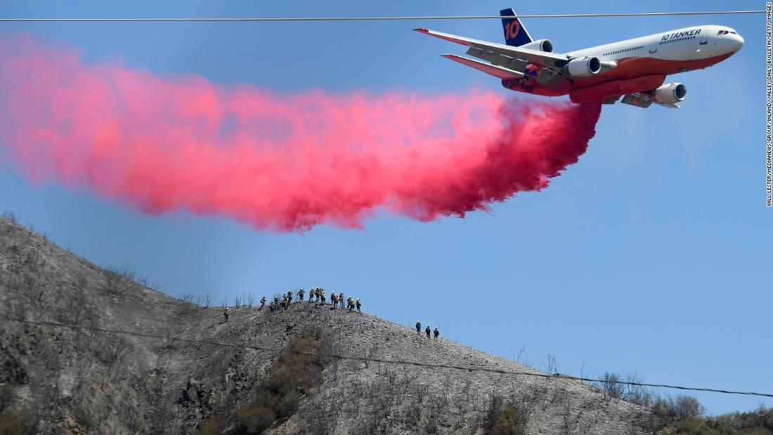 A tanker makes a fire-retardant drop near Lytle Creek, 加利福尼亚州, 在八月 26 as efforts continued to stop the South Fire.