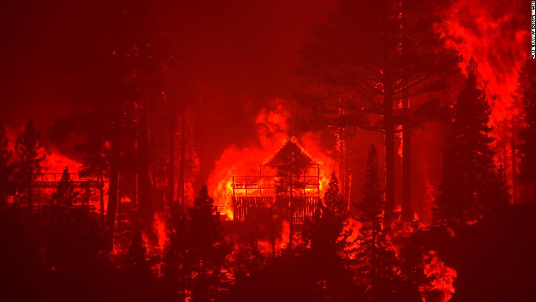 El incendio de Caldor quema casas a lo largo de una cresta cerca de South Lake Tahoe en agosto 30. 