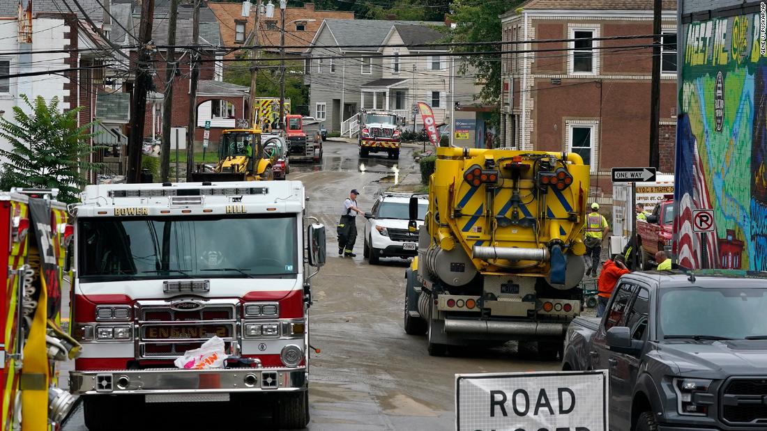 Workers clear a road from flooding in Bridgeville, Pennsylvania, a settembre 1.