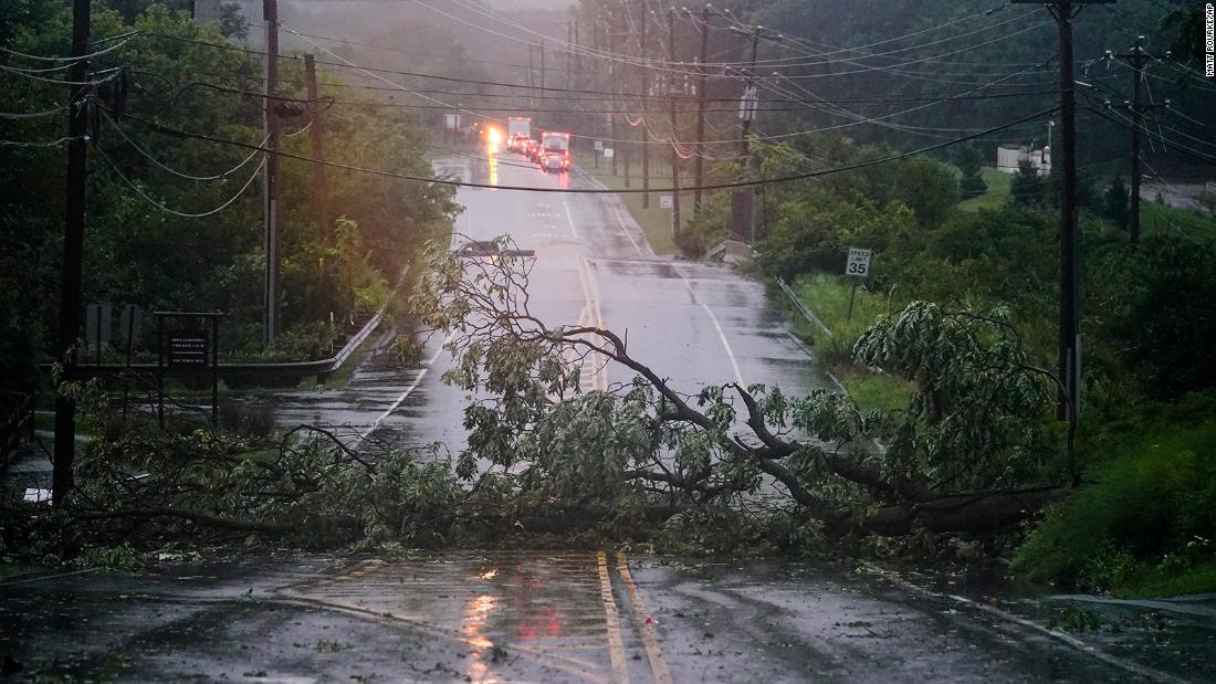 A downed tree blocks a road in Plymouth Meeting, 宾夕法尼亚州, 在九月 1.