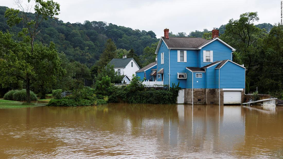 'n Huis sit bo vloedwater in Glenshaw, Pennsylvania, op September 1.