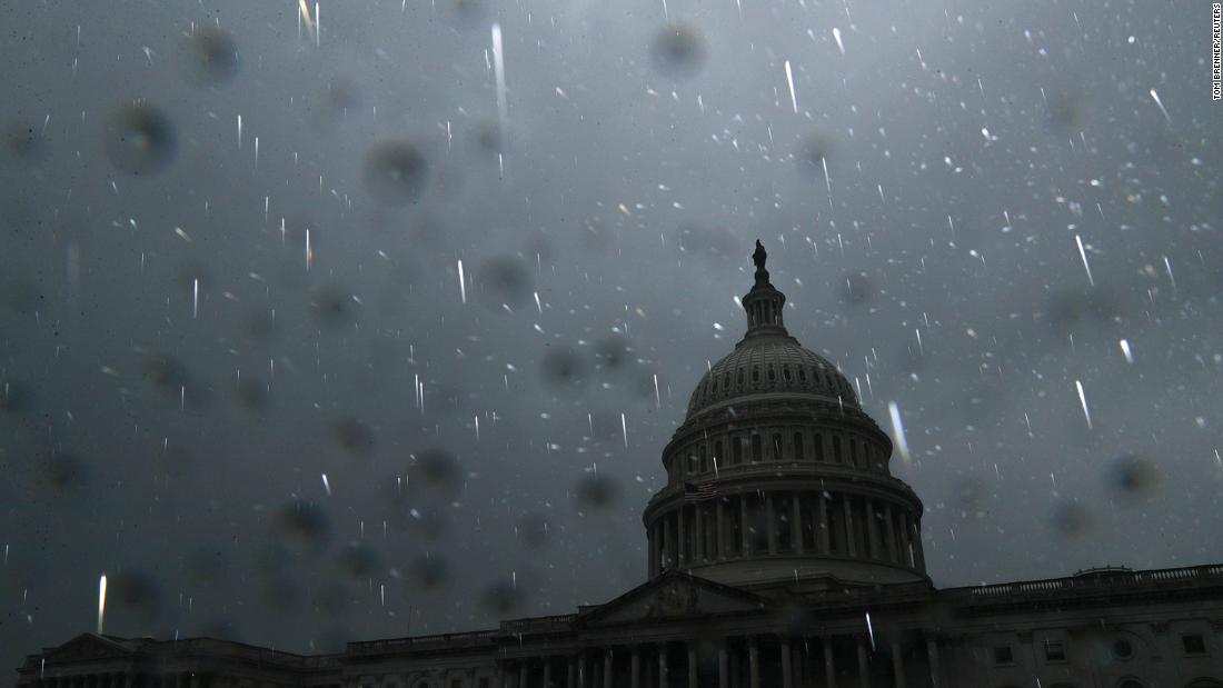 Raindrops are illuminated by a camera flash near the US Capitol as Ida&#39;s remnants pass over Washington, DC, 9月に 1.