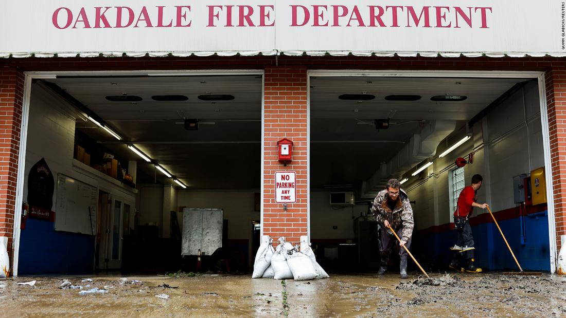 Lede van die Oakdale-brandweer verwyder rommel van hul stasie ná swaar reën in Oakdale, Pennsylvania, op September 1.