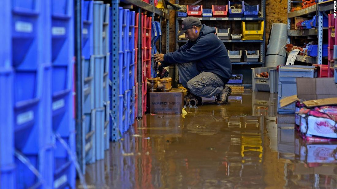 A United Automatic Fire Sprinkler employee helps clean up on September 2 after the business flooded in Woodland Park, ニュージャージー.