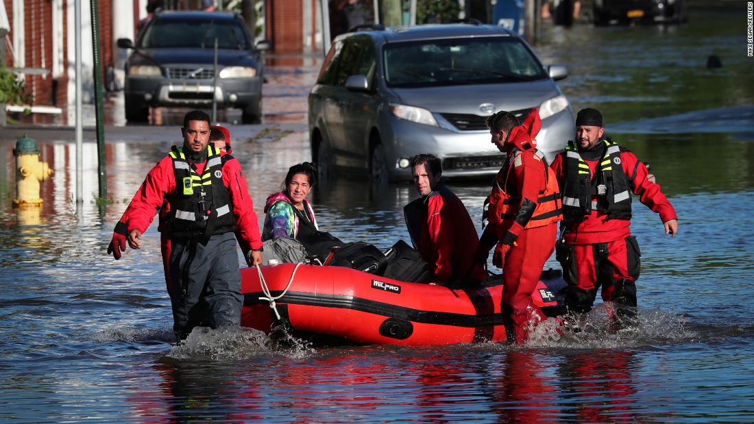 First responders rescue people who were trapped by floodwaters in Mamaroneck, New York, a settembre 2.