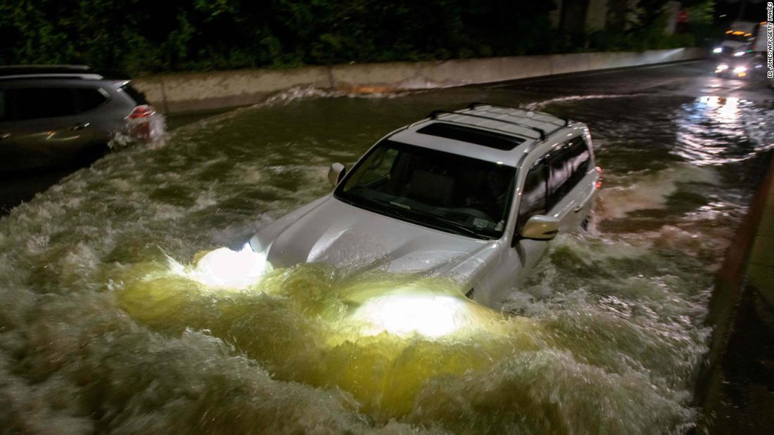 A motorist drives on a flooded expressway in Brooklyn, ニューヨーク, early on September 2, as the remnants of Hurricane Ida swept through the area.