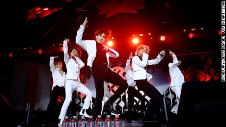 China&#39;s Weibo suspends 21 K-pop fan accounts for &#39;irrational star-chasing behavior&#39;