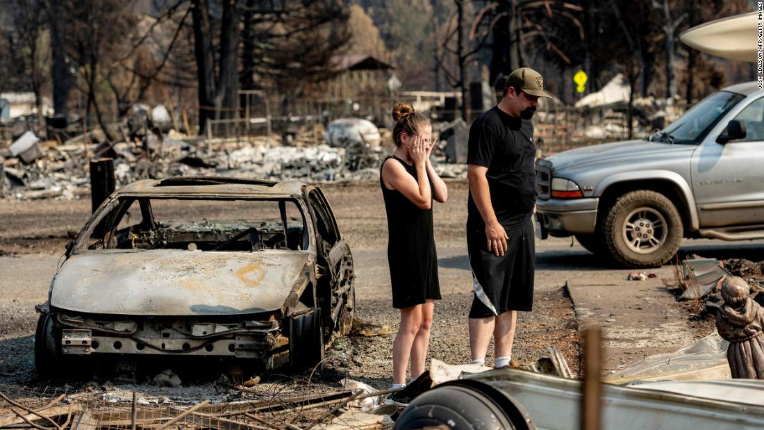 Riley Cantrell cries while she and  boyfriend, Bradley Fairbanks, view what&#39;s left of her mother&#39;s home in Greenville, 加利福尼亚州, 在九月 4. It was destroyed by the Dixie Fire.