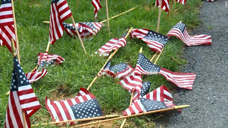 警察は旗の後に捜査している 9/11 記念碑が倒されたか壊れた