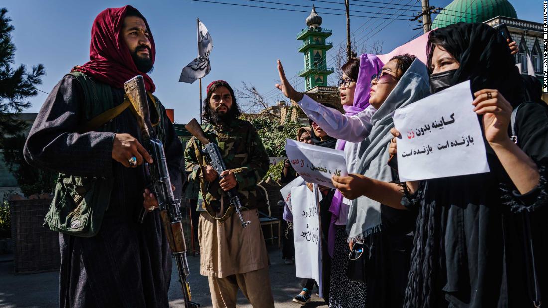 Taliban fighters try to stop the advance of &lt;a href =&quot;http://www.cnn.com/2021/09/08/asia/afghanistan-women-taliban-government-intl/index.html&quot; 目标=&quot;_空白&amp报价t;&gt;female protesters&ltp;lt;/一个gtmp;gt; marching through Kabul, 阿富汗, 在星期三, 九月 8. It was a day after the Taliban announced an all-male interim government with no representation for women or ethnic minority groups.