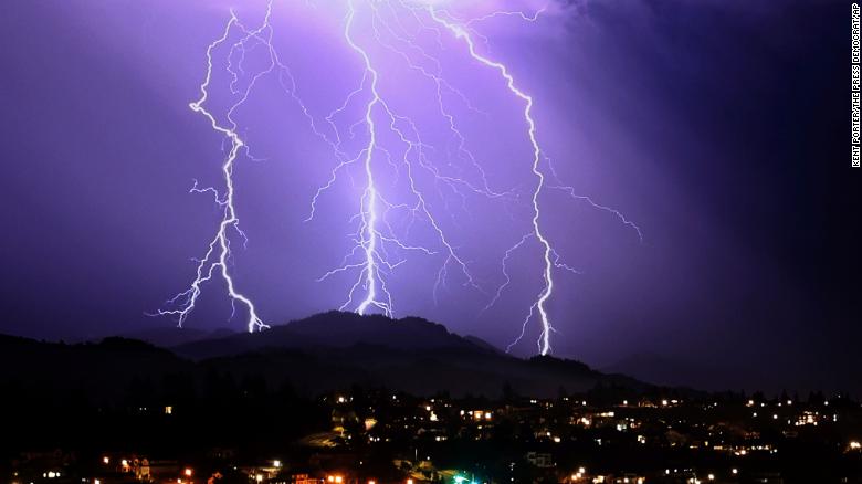 위에 1,000 lightning strikes occurred overnight in California, igniting new wildfires