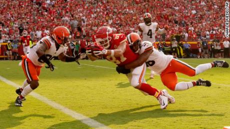 Kelce scores past Cleveland Browns linebacker Malcolm Smith and safety M.J. Stewart Jr.