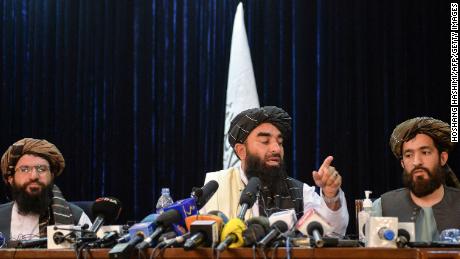 Taliban spokesman Zabihullah Mujahid (C) gestures as he addresses the first news conference in Kabul on August 17, following the Taliban&#39;s takeover of Afghanistan.