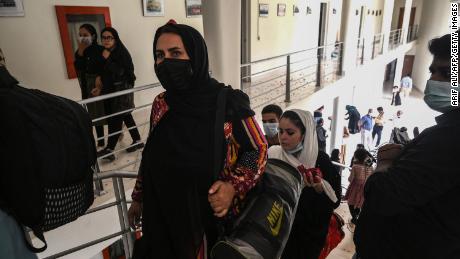 Safe and alive, 但 &#39;traumatized,&#39; the future of these Afghan women footballers is very uncertain 