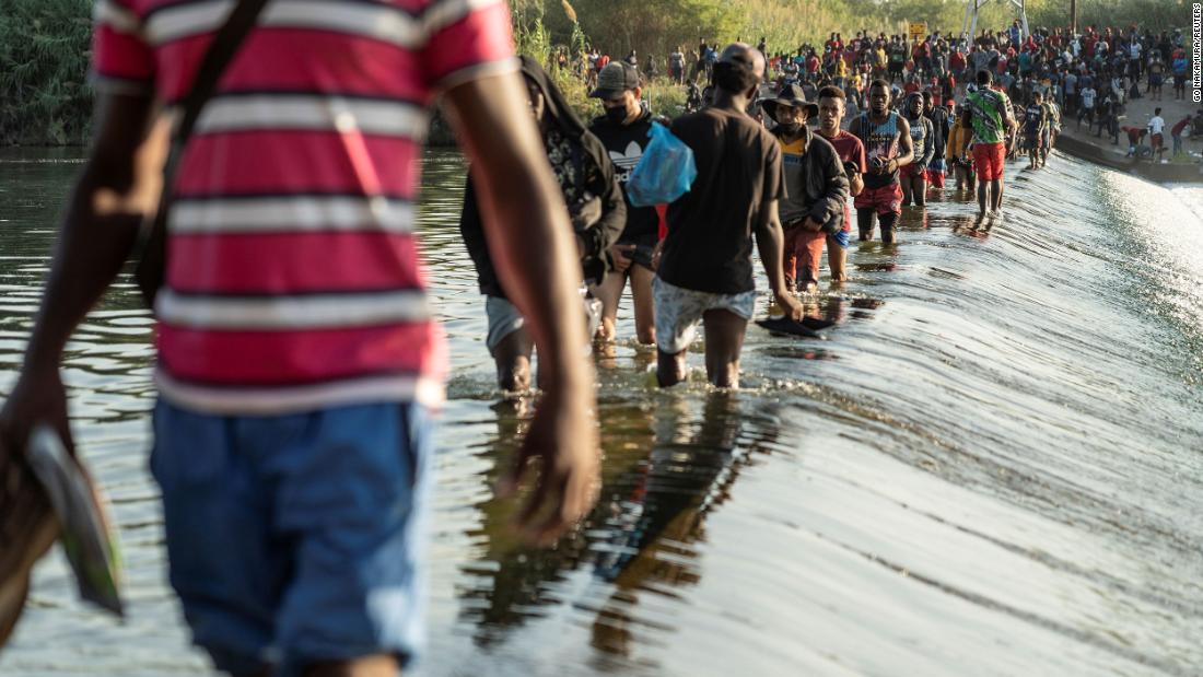 Migrants cross the Rio Grande from Ciudad Acuña, México, en septiembre 16.