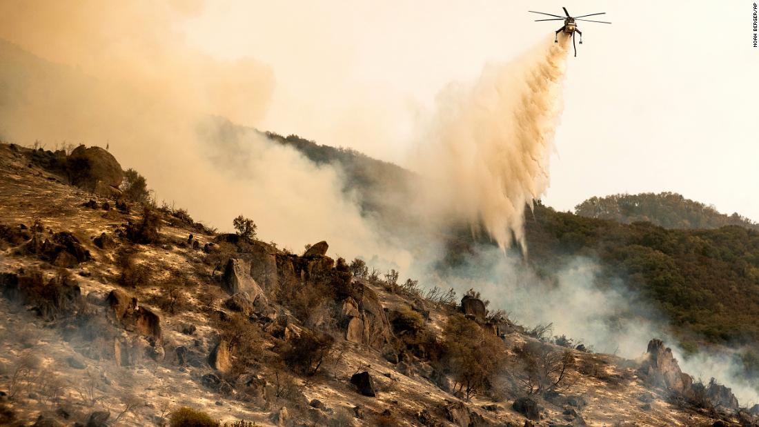 A helicopter drops water on the KNP Complex Fire burning in California&#39;s Sequoia National Park on Wednesday, 九月 15. 