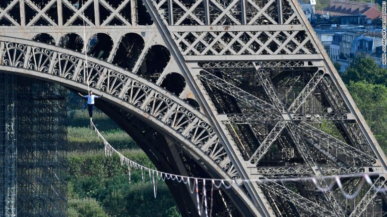 French slackliner crosses the Seine from the Eiffel Tower in breathtaking stunt