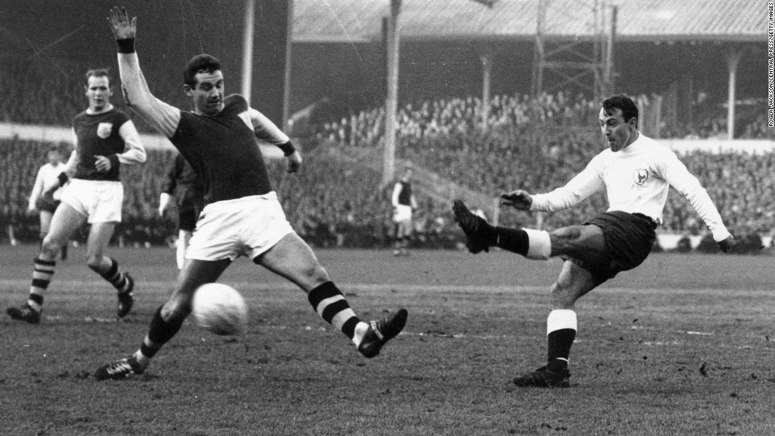 &lt;a href =&quot;https://www.cnn.com/2021/09/19/football/jimmy-greaves-tottenham-england-dies-spt-intl/index.html&quot; target =&quot;_空欄&amquotot;&gt;ジミー・グ�ltーブス,&gtp;lt;/A&gt; イングランドとのワールドカップ優勝者 1966 英国のサッカー史上最も多作なゴールスコアラーの1人, died on September 19, 彼の元クラブトッテナムは言った. Greaves, seen on the right in this photo from 1963, だった 81.