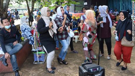 A group of residents gathering for an outdoor karaoke session at a park on the outskirts of Jakarta, Indonesia, en septiembre 19.