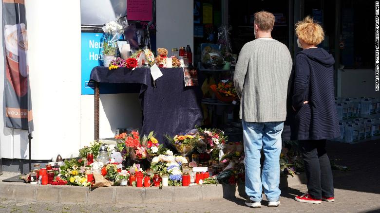 Alemanes conmocionados por el asesinato de un cajero después de la fila de máscaras de Covid