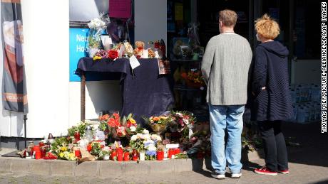 Alemanes conmocionados por el asesinato de un cajero después de la discusión de la máscara de Covid