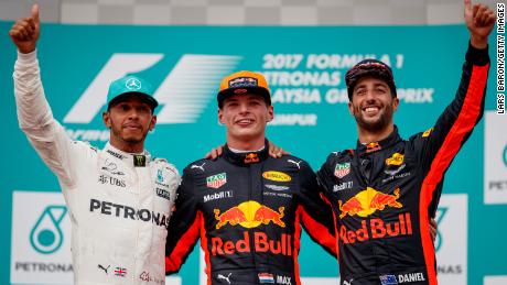 マックス・フェルスタッペン, Lewis Hamilton and Daniel Ricciardo celebrate on the podium following the Malaysia Grand Prix in 2017.