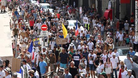 Los manifestantes marchan en Marsella, en el sur de Francia, durante un día nacional de protesta contra el pase de salud ordenado por el gobierno en agosto.