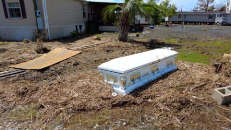 A casket sits near a home in Ironton, 路易斯安那州.