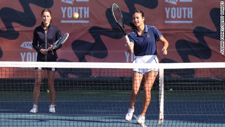 테니스&#39; newest superstar Emma Raducanu celebrates return to UK by playing with Duchess of Cambridge
