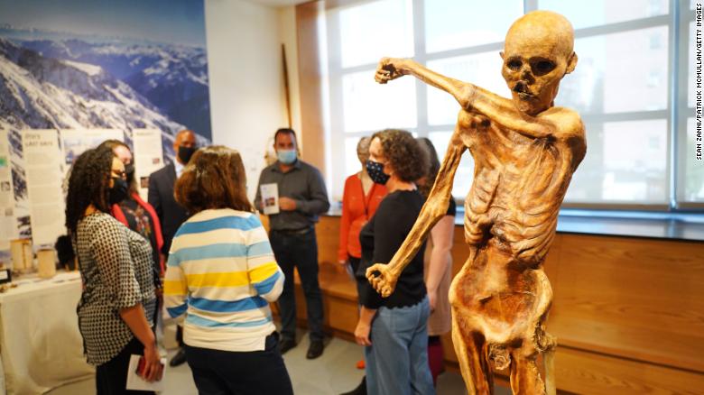 Questa mummia di 5.300 anni ha rivelato la storia dietro i tatuaggi per la guarigione e la religione