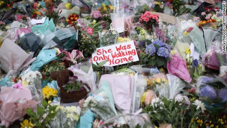 سارہ ایورارڈ کو خراج تحسین 15 مارچ کو لندن میں کلفھم کامن میں دیکھا گیا۔