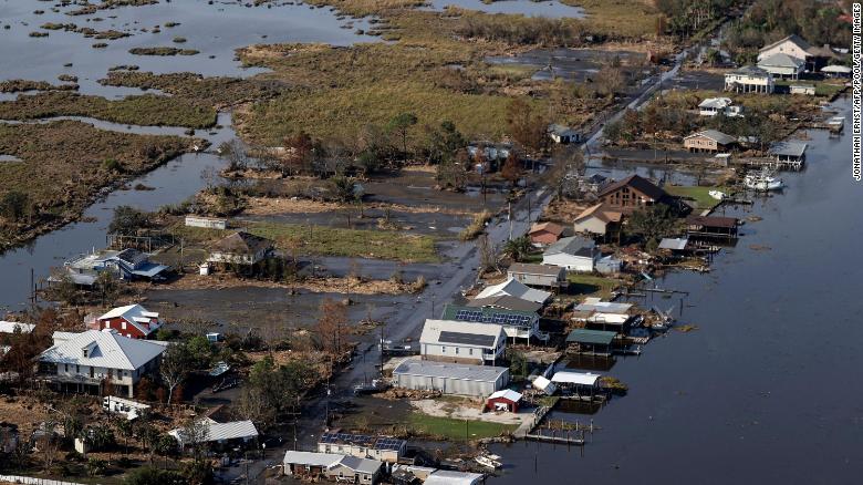 주택 소유자는 FEMA가 프로그램 변경을 시작함에 따라 더 비싼 홍수 보험에 대비합니다.