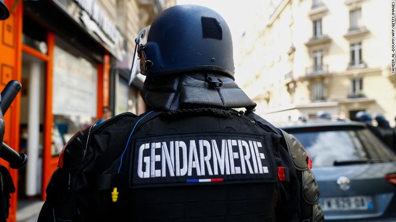 連続殺人犯および強姦犯として特定されたフランスの元警察官, 35年の狩りを終える