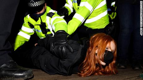 13 مارچ 2021 کو جنوبی لندن میں سارہ ایورارڈ چوکسی میں شریک ایک خاتون کو پولیس نے گرفتار کیا۔  