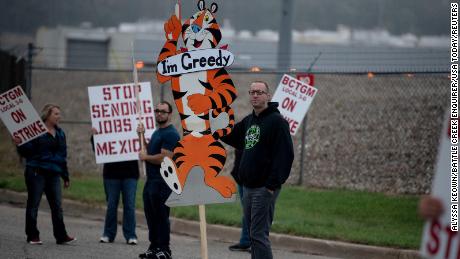 Kellogg&#39;s strike: 1,400 cereal factory workers hit picket lines