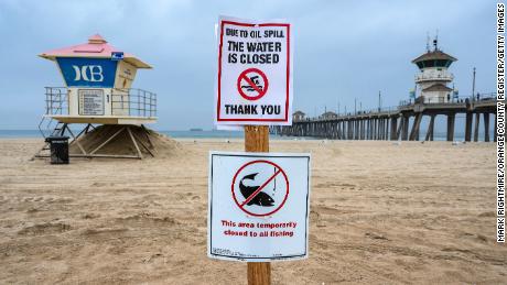ہنٹنگٹن بیچ پیئر کے بالکل جنوب میں ریت میں پوسٹ کیا گیا ایک نشان ساحل سمندر پر جانے والوں کو یہ جاننے دیتا ہے کہ ساحل اور پانی بند ہیں کیونکہ پچھلے ہفتے کے آخر میں تیل کے بہاؤ کی وجہ سے۔