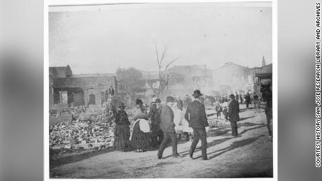 سان جوس کے رہائشیوں نے 1887 میں شہر کے چائنا ٹاؤن کی تباہی کا سروے کیا۔