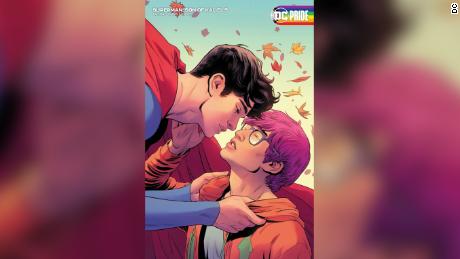 Jon Kent (à gauche) tombe amoureux du journaliste Jay Nakamura (à droite) dans la série de bandes dessinées DC "Superman : Fils de Kal-El."