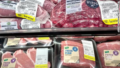 سور کا گوشت سان فرانسسکو کے ایک سیف وے پر شیلف پر دکھایا گیا ہے۔  سپلائی چین کے مسائل ، مہنگائی اور کوویڈ کی وجہ سے گوشت کی قیمت میں گزشتہ ایک سال کے دوران اضافہ ہوا ہے۔ 