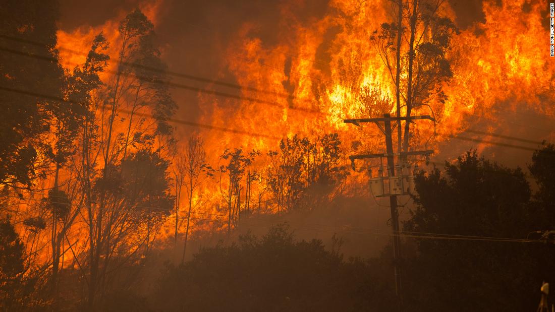 The Alisal Fire burns near Goleta, Kalifornië, op Dinsdag, Oktober 12.