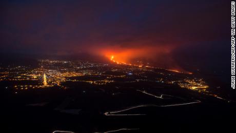 Hundreds more flee as lava spreads on Spain&#39;s La Palma