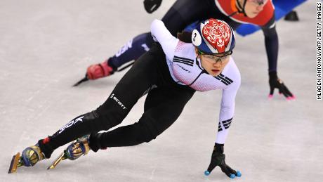 شیم 2018 سرمائی اولمپکس کے دوران خواتین کے 1،000 میٹر شارٹ ٹریک اسپیڈ سکیٹنگ کوارٹر فائنل کی قیادت کرتی ہے۔ 