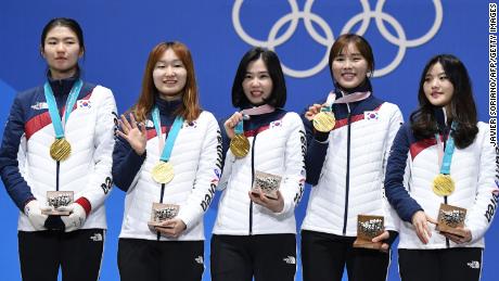 جنوبی کوریا کے سکیٹرز 2018 کے سرمائی اولمپکس میں خواتین کے 3000 میٹر ریلے میں سونے کا جشن منا رہے ہیں۔